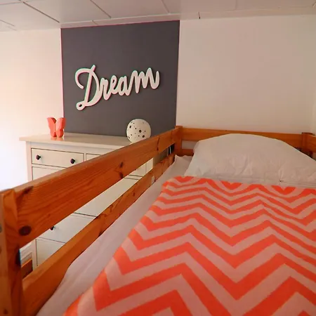 In Mit Terrasse Und Garten