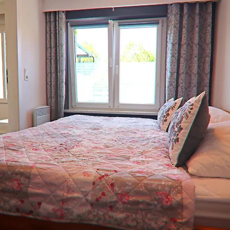 In Mit Terrasse Und Garten *