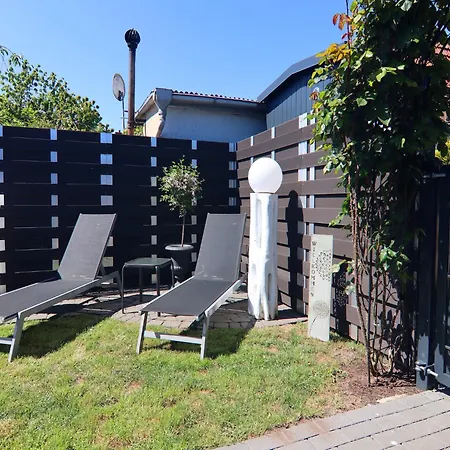 In Mit Terrasse Und Garten 度假居