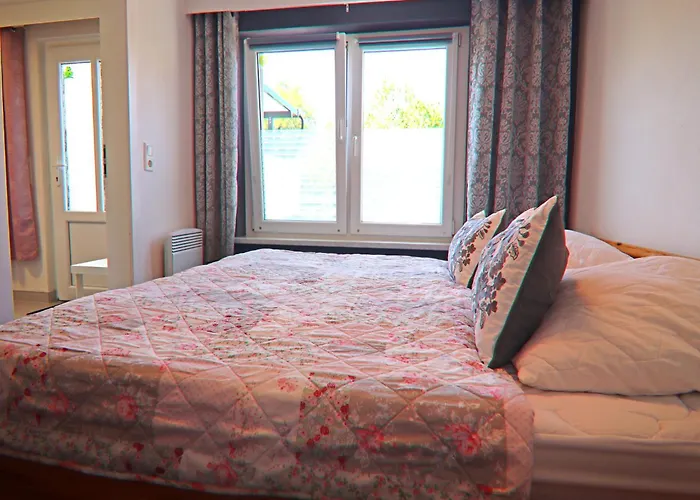 In Mit Terrasse Und Garten *